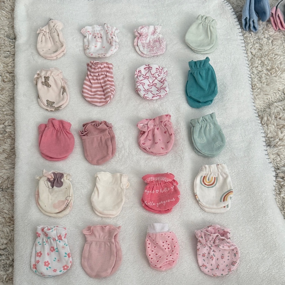 🎉5 for 🎉$20 (Baby)
Charming Infant Mittens Set - Pink, Teal, Cream